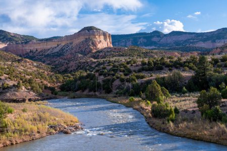 Téléchargez les photos : Rivière Rio Chama coule à travers un paysage désertique coloré de mesas et montagnes au Nouveau-Mexique - en image libre de droit