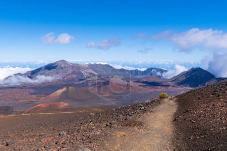 Téléchargez les photos : Le sentier de randonnée Sliding Sands dans la caldeira volcanique au parc national Haleakala, Maui - en image libre de droit