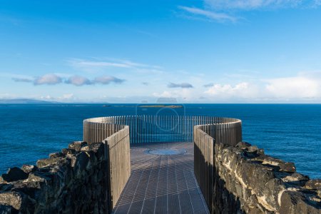 Téléchargez les photos : Plate-forme d'observation au Magheracross Viewing Point au-dessus de la mer et des îles au large le long de la côte de Causeway en Irlande du Nord - en image libre de droit