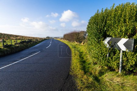 Téléchargez les photos : Courbes de routes asphaltées pavées à travers la campagne - en image libre de droit