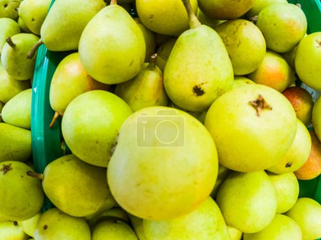 Nahaufnahme einer Gruppe von Birnen, die auf dem Gemüsegarten des Hauses angebaut werden - Obst im Supermarkt kaufen, um Diät zu machen  