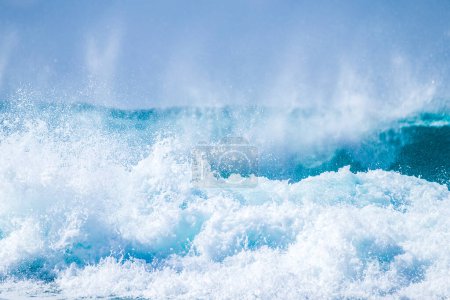 Téléchargez les photos : Gros plan de belles et grandes vagues bleues et vertes se brisant - océan Pacifique ou Atlantique - mer bleue et endroit idéal pour surfer - éclaboussures blanches sur la photo - en image libre de droit
