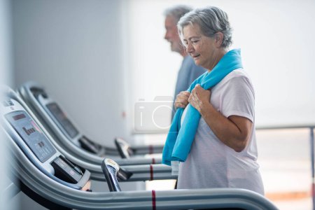 Zwei Senioren und erwachsene Menschen trainieren gemeinsam im Fitnessstudio - gesundes und fittes Lifestylekonzept - Wandern im Tapirulan 