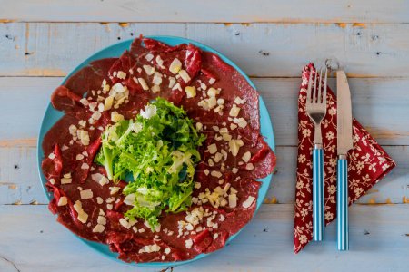 gros plan d'un aliment sain dans une assiette sur une table bleue en bois à la maison ou au restaurant - régime alimentaire et mode de vie sain - repas gastronomique  