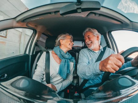 Un par de dos personas mayores felices divirtiéndose y disfrutando de vacaciones viajan juntos conduciendo y descubriendo nuevos lugares con un coche. 