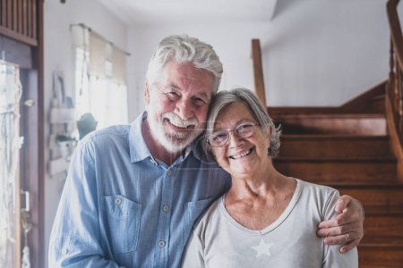 Porträt eines glücklichen Paares alte Menschen Senioren umarmen sich, schauen in die Kamera, liebevoll zu reifen Frau und Mann mit gesundem verspieltem Lächeln posiert für Familienbild zu Hause.  