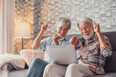 Portrait von reifen Menschen schockiert für ein Ergebnis. Altes Ehepaar reagiert auf ein unerwartetes Neues auf seinem Laptop. Gemeinsam zu Hause genießen. 