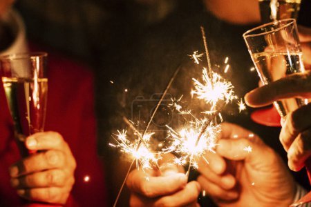 Foto de Primer plano de la gente celebra la víspera de año nuevo con espumosos y vino espumoso - concepto de vida nocturna - cumpleaños o amigos de fiesta divirtiéndose juntos - Imagen libre de derechos