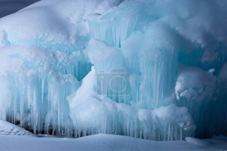 Téléchargez les photos : Cascade de montagne gelée, magnifiques stalactites de glace - en image libre de droit