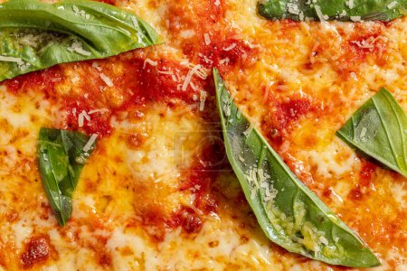 Téléchargez les photos : Pizza Margherita à partir de pâte à levain avec sauce tomate, fromage mozzarella et feuilles de basilic. Pizza repose sur un fond de pierre grise. - en image libre de droit
