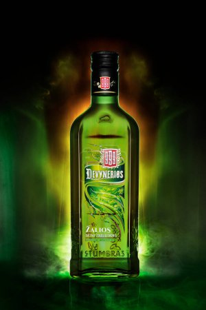 Foto de Deviynerios Tintura en botella verde sobre fondo de neón verde - Imagen libre de derechos