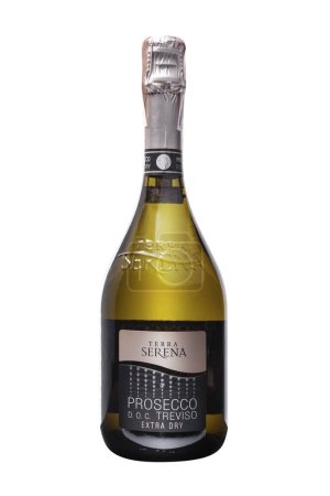Téléchargez les photos : Terra serena prosecco Champagne en bouteille sur fond blanc - en image libre de droit