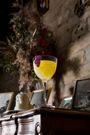 Téléchargez les photos : Un cocktail au jus d'orange avec de la gelée attachée au mur du verre qui se tient sur la table sur fond de photographies - en image libre de droit