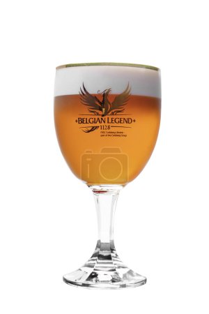 Foto de Cerveza ligera en un vaso sobre fondo blanco - Imagen libre de derechos