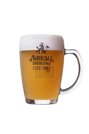 Téléchargez les photos : Bière légère dans un verre sur fond blanc - en image libre de droit