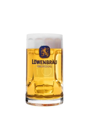 Téléchargez les photos : Bière légère dans un verre sur fond blanc - en image libre de droit