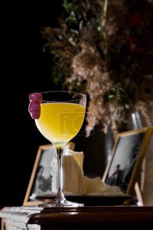 Téléchargez les photos : Un cocktail au jus d'orange avec de la gelée attachée au mur du verre qui se tient sur la table sur fond de photographies - en image libre de droit