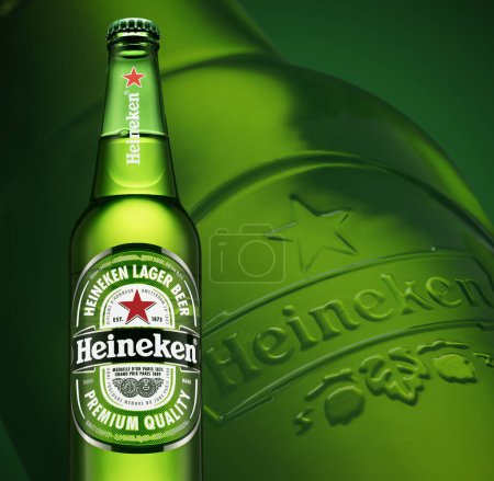 Téléchargez les photos : Heineken Bouteille de bière sur fond vert - en image libre de droit