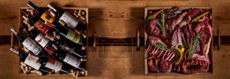 Téléchargez les photos : Différentes bouteilles de vin couchées dans une boîte avec des bouchons de vin sur la table et une boîte de différents saccadés, côtes, poivre, saucisse, viande sur l'os couché dans une boîte - en image libre de droit