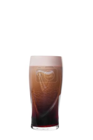 Téléchargez les photos : Bière noire dans un verre sur fond blanc - en image libre de droit