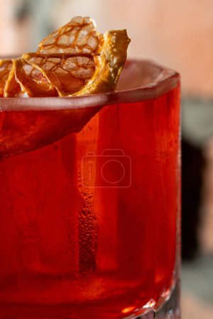 Téléchargez les photos : Cocktail avec apéro et bourbon, vermouth et jus de citron avec sirop de sucre. Un cocktail dans un verre à l'ancienne est debout sur une surface en brique. - en image libre de droit