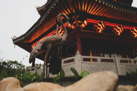 Téléchargez les photos : Une pagode au centre d'un complexe de restaurants Chinatown à Jakarta, Indonésie nommé Pantjoran PIK avec une statue de cigogne brune. - en image libre de droit