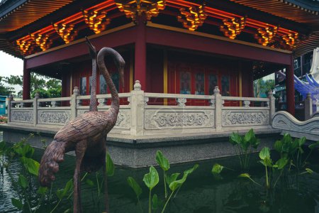 Téléchargez les photos : Une pagode au centre d'un complexe de restaurants Chinatown à Jakarta, Indonésie nommé Pantjoran PIK avec une statue de cigogne brune. - en image libre de droit