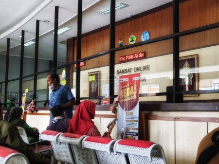 Téléchargez les photos : Jepara, Indonésie en novembre 2022. Les gens font la queue au bureau de Samsat de la branche Jepara. Bureau des services administratifs à guichet unique ou SAMSAT. - en image libre de droit