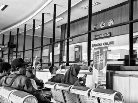 Téléchargez les photos : Jepara, Indonésie en novembre 2022. Les gens font la queue au bureau de Samsat de la branche Jepara. Bureau des services administratifs à guichet unique ou SAMSAT. - en image libre de droit