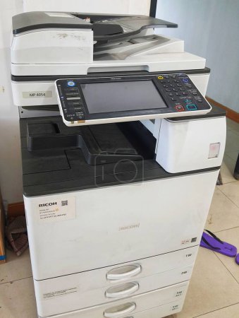 Foto de Yakarta, Indonesia en octubre de 2022. Una fotocopiadora con la marca y tipo RICOH MP4054. Esta máquina se puede utilizar para fotocopiar, escanear documentos, fax y como impresora. - Imagen libre de derechos