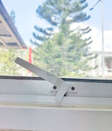 Foto de Photo of an aluminum window handle which has the function of opening and closing the window and also functions as a lock for the window. - Imagen libre de derechos