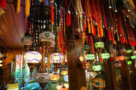 Téléchargez les photos : A bunch of traditional vintage turkish lamps in the gift shop at Turkey. Suitable for for decoration at home. - en image libre de droit