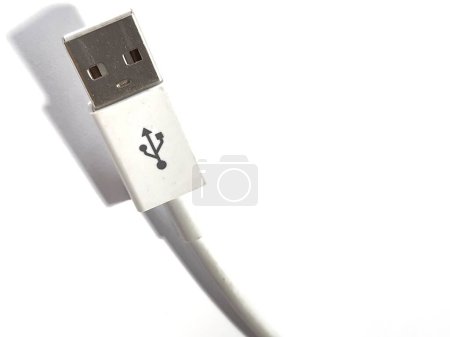 Téléchargez les photos : This is isolated white a photo of the USB white cable. - en image libre de droit