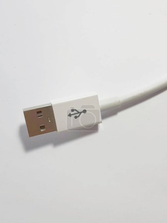 Téléchargez les photos : This is isolated white a photo of the USB white cable. - en image libre de droit