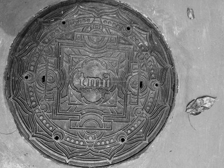 Téléchargez les photos : Jakarta, Indonesia in January 2023. A manhole cover at TMII Taman Mini Indonesia Indah. This is an amusement park with the theme of Indonesian culture in East Jakarta. - en image libre de droit