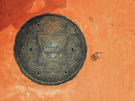 Téléchargez les photos : Jakarta, Indonesia in January 2023. A manhole cover at TMII Taman Mini Indonesia Indah. This is an amusement park with the theme of Indonesian culture in East Jakarta. - en image libre de droit