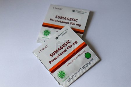 Téléchargez les photos : Jakarta, Indonesia in December 2022. Isolated white photo of SUMAGESIC TABLET, which is a drug containing 600 mg of Paracetamol. This drug can be used to relieve pain from headaches, toothaches, and reduce fever. - en image libre de droit