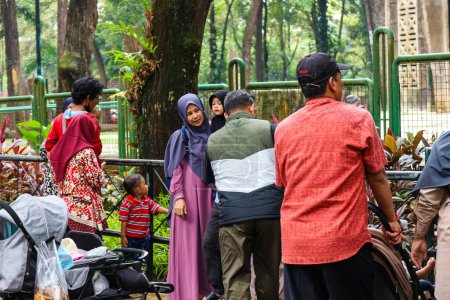 Téléchargez les photos : Jakarta, Indonesia in December 2022. The Zoo in Ragunan is one of the favorite places for small and large families which is very crowded during holidays. In this place children can get to know various kinds of animals. - en image libre de droit