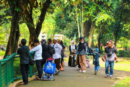 Téléchargez les photos : Jakarta, Indonesia in December 2022. The Zoo in Ragunan is one of the favorite places for small and large families which is very crowded during holidays. In this place children can get to know various kinds of animals. - en image libre de droit
