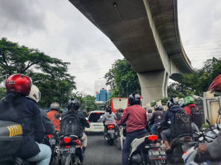 Téléchargez les photos : Jakarta, Indonésie en juillet 2022. Il y a un embouteillage sous la route à péage de Becakayu, où les motos s'arrêtent et se déplacent lentement. - en image libre de droit