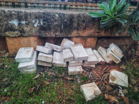 Téléchargez les photos : Piles de briques légères ou conbloc dispersés sur le côté de la route à Kalimalang n'ont pas été installés. - en image libre de droit