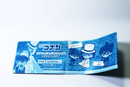 Téléchargez les photos : Tokyo, Japon en juillet 2019. Un guide contenu dans une capsule de jouet de 100 yens contenant un porte-clés en caoutchouc avec une ficelle avec une photo de l'inspecteur Conan et Kaito Kid. BD créée par Aoyama Gosho. - en image libre de droit