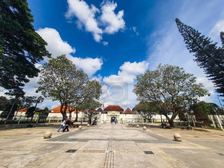 Téléchargez les photos : Yogyakarta, Indonesia in November 2022. The front entrance gate of the Fort Vredeburg Museum, you can see several visitors passing in front of it. Located in the Agung Building and the Yogyakarta Sultanate Palace. - en image libre de droit