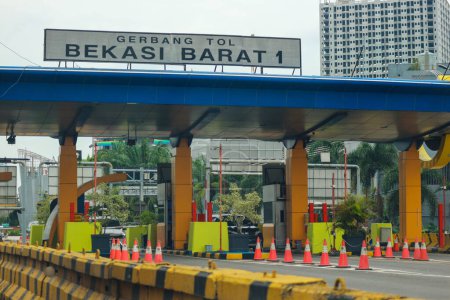 Téléchargez les photos : Bekasi, Indonésie en mars 2023. West Bekasi Toll Gate, l'une des portes d'entrée et de sortie de la route à péage de Jakarta Cikampek. - en image libre de droit