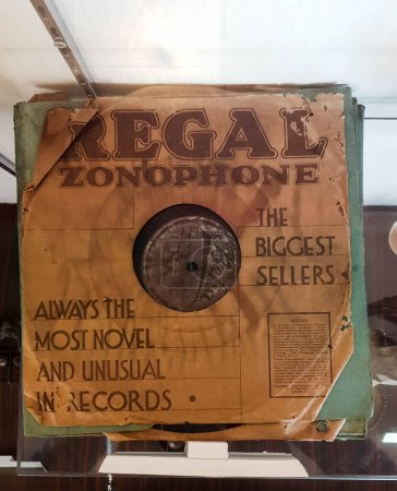 Foto de Riau, Indonesia en octubre de 2019. Regal Zonophone Records, una de las colecciones del Siak Sri Indrapura Palace Museum, fue un sello discográfico británico formado en 1932, a través de una fusión de los sellos Regal y Zonophone. Esto siguió a la fusión de los - Imagen libre de derechos