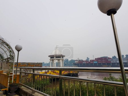 Téléchargez les photos : Riau, Indonésie en octobre 2019. Tepian Bandar Sungai Jantan (TBSJ) et est le principal soutien au tourisme siak, après le palais Asserayah Hasyimiyah ou le palais de Matahari Est. Le tronçon de plâtre de feuille, qui est maintenant devenu un piéton populaire a - en image libre de droit