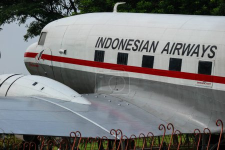 Téléchargez les photos : Jakarta, Indonésie en juillet 2022. Dakota RI-001 Seulawah est un avion de transport qui est le premier avion appartenant à la République d'Indonésie. Cet avion a été acheté grâce aux dons de la population d'Aceh. Cet avion était le précurseur de t - en image libre de droit