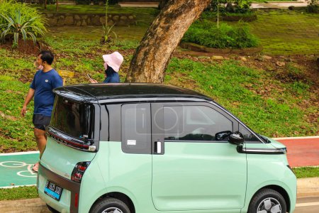 Téléchargez les photos : Jakarta, Indonésie en juillet 2022. La voiture Wuling Air ev est verte. Wuling Air ev est la première voiture électrique de Wuling dotée d'un design futuriste. Avec le slogan "Drive For A Green Life", - en image libre de droit