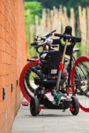 Téléchargez les photos : Jakarta, Indonésie en juillet 2022. Différents types de vélos, à la fois des vélos pour adultes et des vélos pour bébés, sont garés soigneusement dans un parking à vélos au Taman Mini Indonesia Indah TMII - en image libre de droit