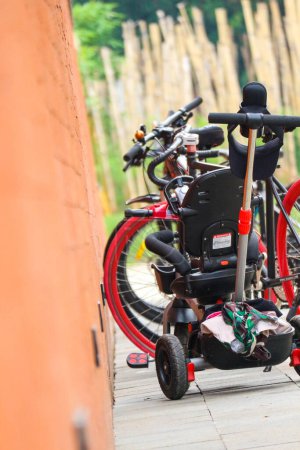Téléchargez les photos : Jakarta, Indonésie en juillet 2022. Différents types de vélos, à la fois des vélos pour adultes et des vélos pour bébés, sont garés soigneusement dans un parking à vélos au Taman Mini Indonesia Indah TMII - en image libre de droit